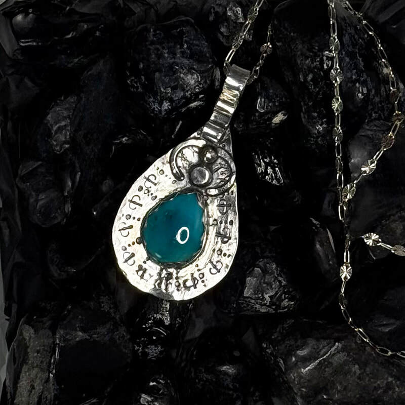 In motion.
Sterling with Cloud Chaser turquoise. 18