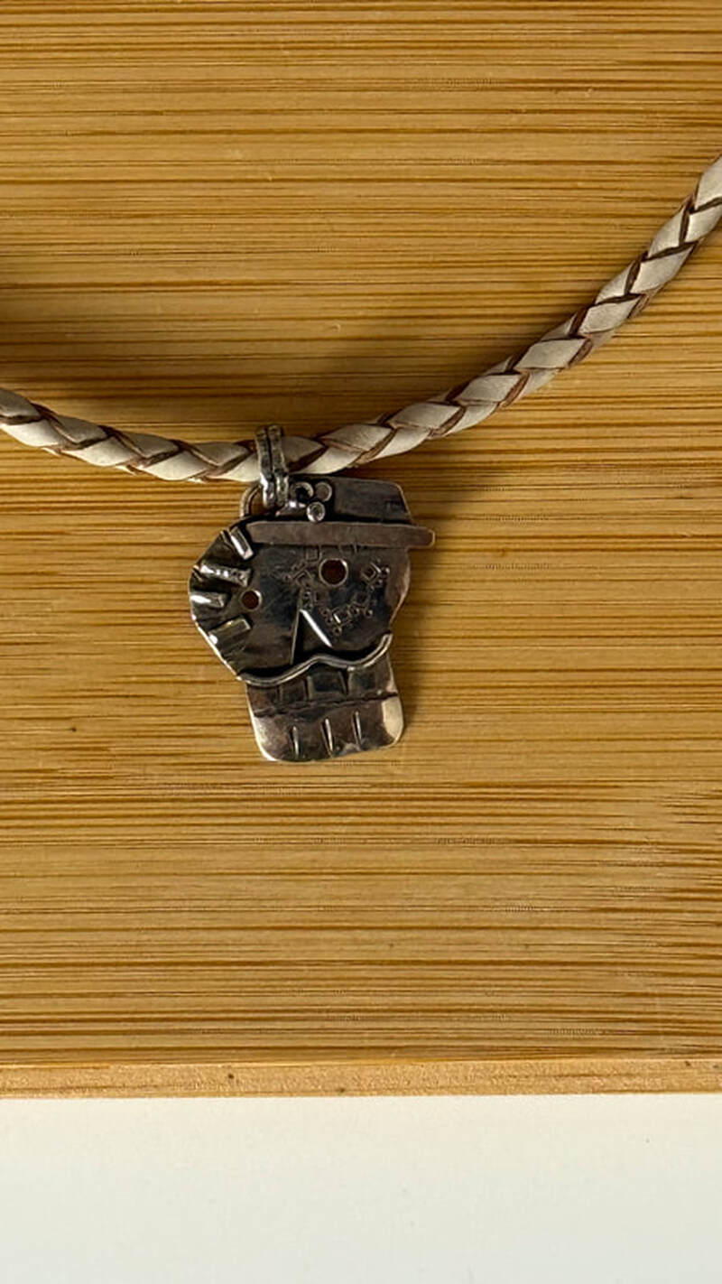 Sterling sugar skull with   18